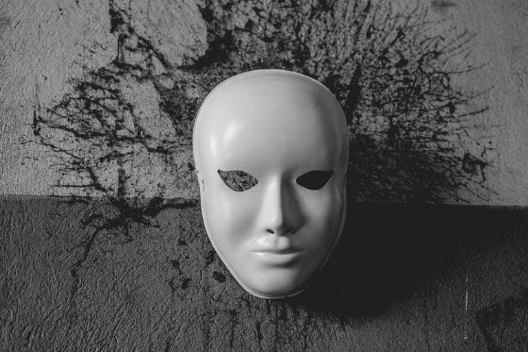 a white mask symbolizing a narcissist